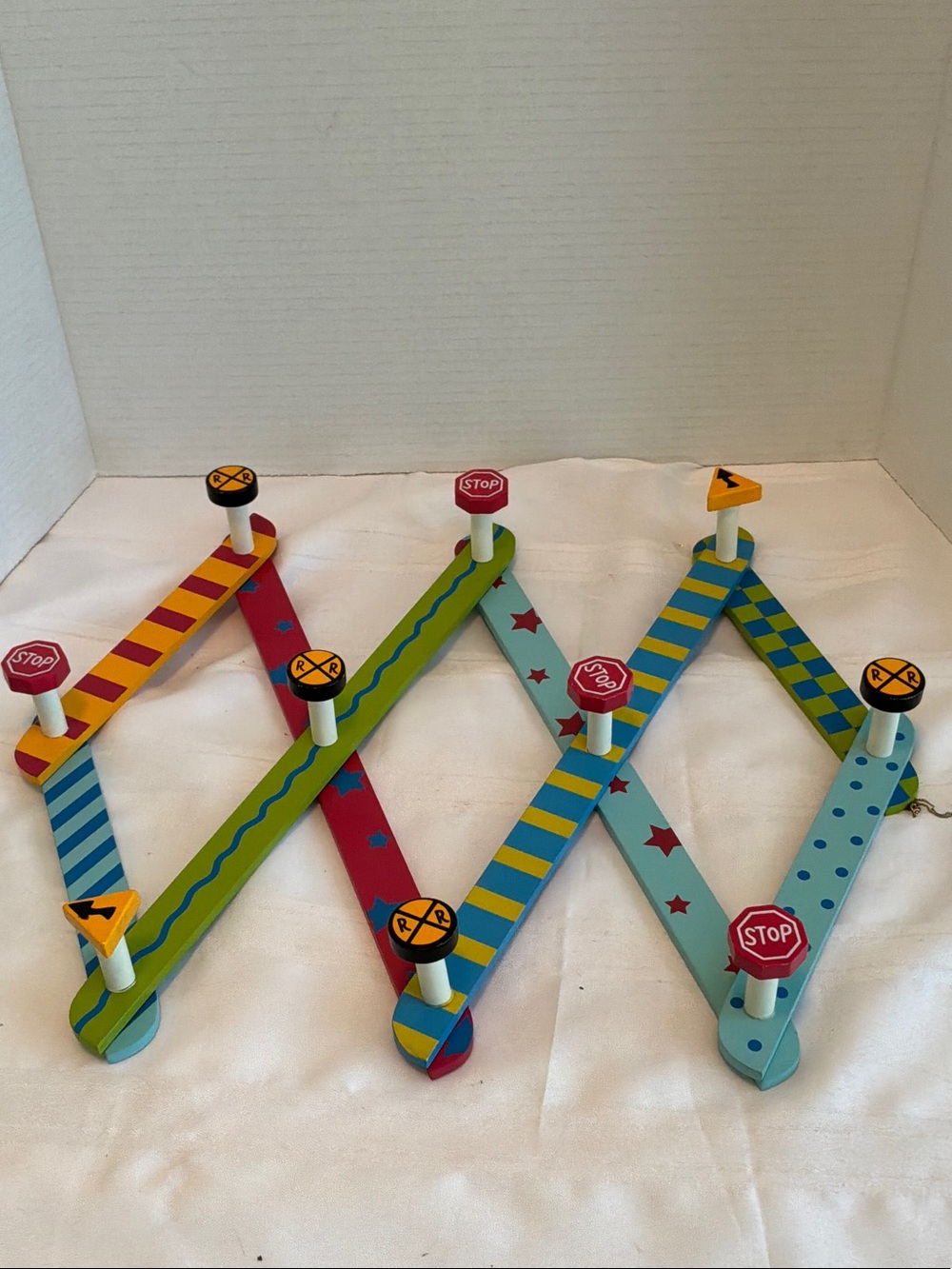 Joyson Multi-Color Wooden Wall Hook Rack with Road Sign Pegs